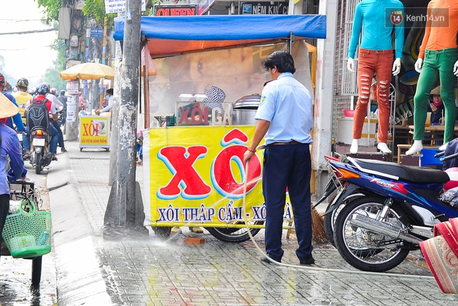 Người d&acirc;n phun nước, tr&ugrave;m như ninja để đối ph&oacute; với nắng n&oacute;ng gần 39 độ C ở S&agrave;i G&ograve;n - Ảnh 10.
