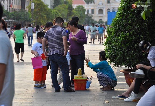 Những hình ảnh xấu xí vẫn chưa thể chấm dứt tại phố đi bộ Nguyễn Huệ - Ảnh 2.