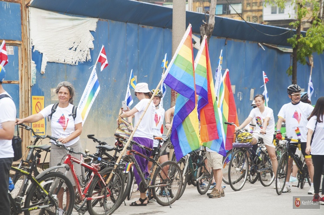 Cộng đồng LGBT Hà Nội tưng bừng đạp xe diễu hành trong ngày hội Viet Pride - Ảnh 2.