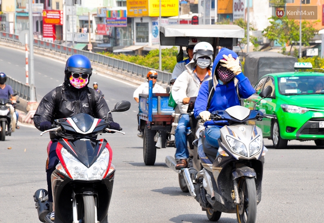 Người d&acirc;n phun nước, tr&ugrave;m như ninja để đối ph&oacute; với nắng n&oacute;ng gần 39 độ C ở S&agrave;i G&ograve;n - Ảnh 2.