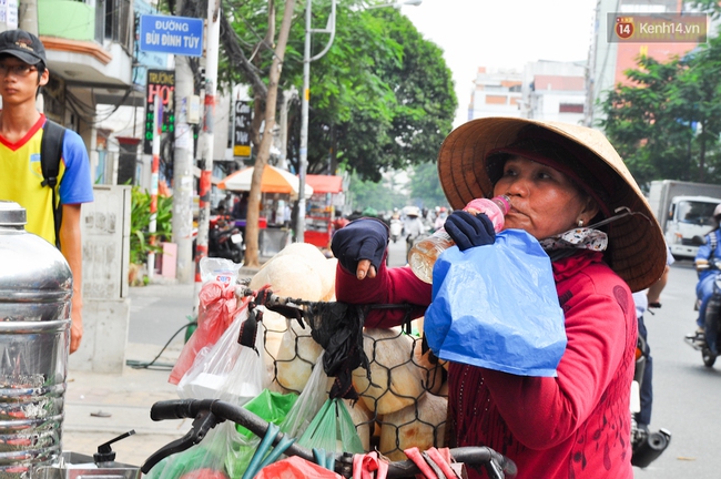 Người d&acirc;n phun nước, tr&ugrave;m như ninja để đối ph&oacute; với nắng n&oacute;ng gần 39 độ C ở S&agrave;i G&ograve;n - Ảnh 5.