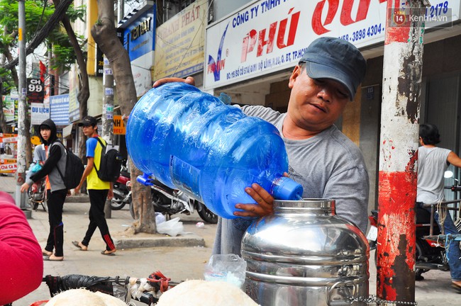 Người d&acirc;n phun nước, tr&ugrave;m như ninja để đối ph&oacute; với nắng n&oacute;ng gần 39 độ C ở S&agrave;i G&ograve;n - Ảnh 6.