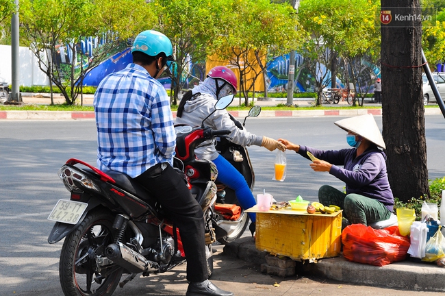 Người d&acirc;n phun nước, tr&ugrave;m như ninja để đối ph&oacute; với nắng n&oacute;ng gần 39 độ C ở S&agrave;i G&ograve;n - Ảnh 8.