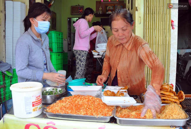 Vã mồ hôi đi mua bánh mì nướng muối ớt đang gây sốt ở Sài Gòn - Ảnh 2.