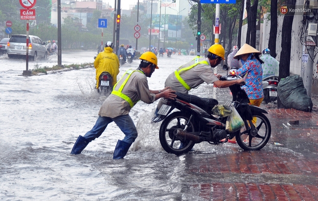 Hết mùa nắng nóng, Sài Gòn chuyển sang mùa... ngập nặng - Ảnh 9.