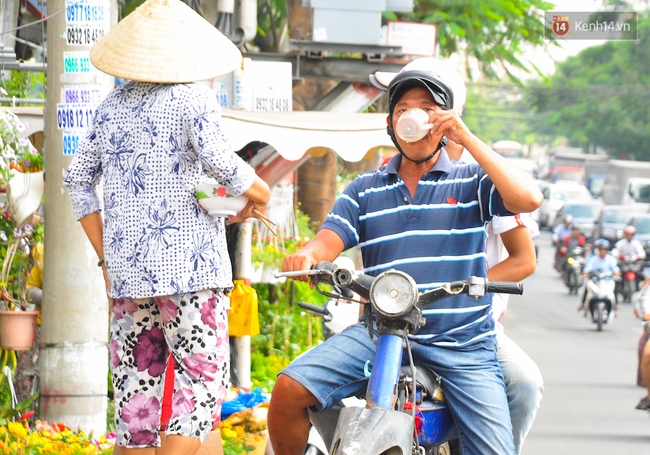 Người d&acirc;n phun nước, tr&ugrave;m như ninja để đối ph&oacute; với nắng n&oacute;ng gần 39 độ C ở S&agrave;i G&ograve;n - Ảnh 7.