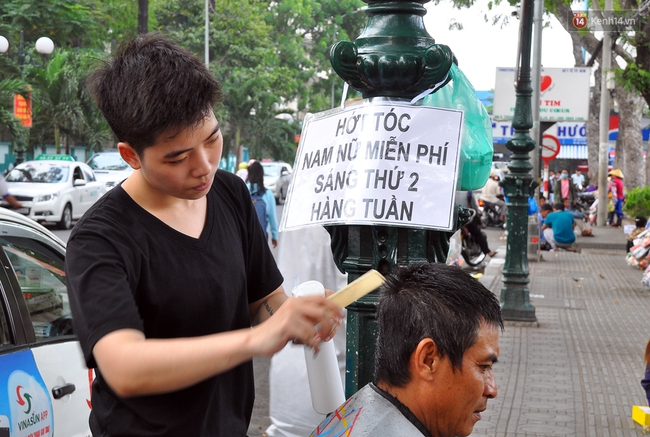 Đôi bạn trẻ hớt tóc miễn phí cho người nghèo, bệnh nhân trước cổng Viện tim TP. HCM - Ảnh 4.