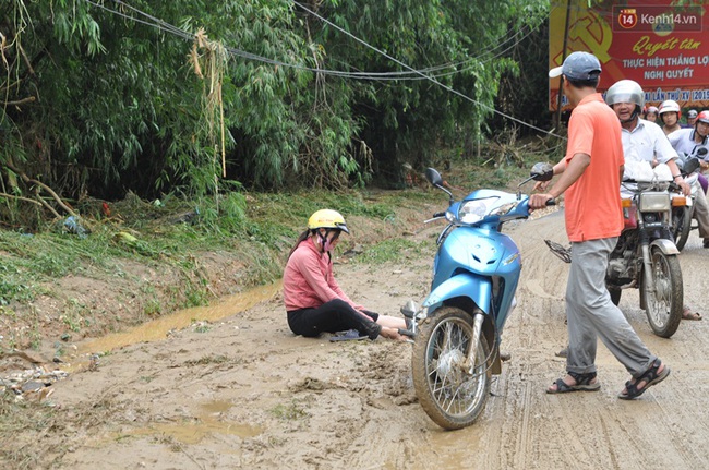 Chùm ảnh: Lào Cai ng&acirc;̣p trong bi&ecirc;̉n nước, qu&ocirc;́c l&ocirc;̣ 4D sạt lở nghi&ecirc;m trọng - Ảnh 9.