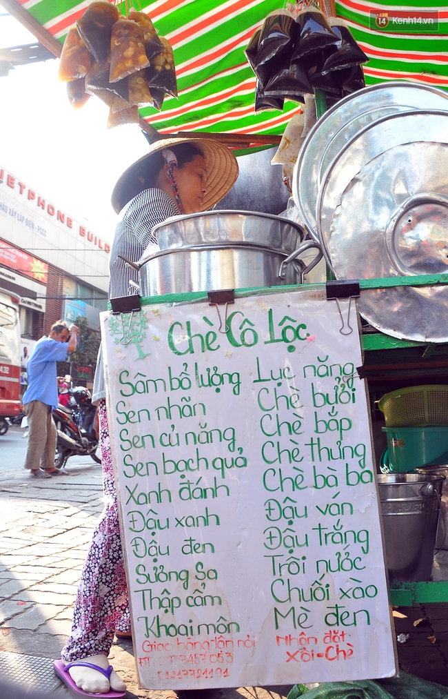 Xe chè vỉa h&egrave; S&agrave;i G&ograve;n hơn 40 năm vẫn tấp nập kh&aacute;ch mỗi ng&agrave;y - Ảnh 4.