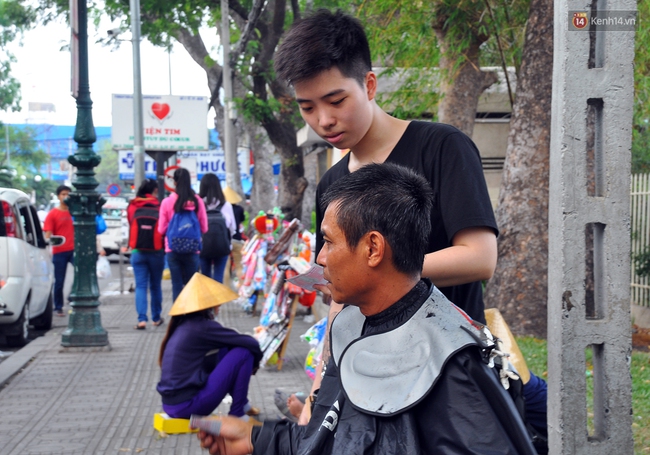 Đ&ocirc;i bạn trẻ hớt tóc mi&ecirc;̃n phí cho người nghèo, bệnh nh&acirc;n trước cổng Viện tim TP. HCM - Ảnh 7.