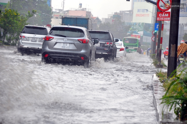 Hết mùa nắng nóng, Sài Gòn chuyển sang mùa... ngập nặng - Ảnh 2.