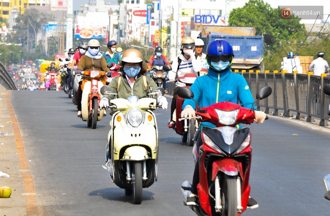 Người d&acirc;n phun nước, tr&ugrave;m như ninja để đối ph&oacute; với nắng n&oacute;ng gần 39 độ C ở S&agrave;i G&ograve;n - Ảnh 3.