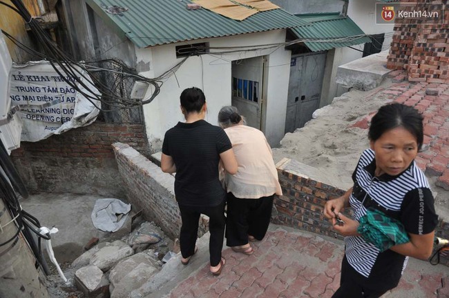 Chuyện lạ: Nh&agrave; biến th&agrave;nh hầm chui tr&ecirc;n đường 2 tỷ đồng/m ở H&agrave; Nội - Ảnh 11.