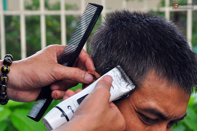Đ&ocirc;i bạn trẻ hớt tóc mi&ecirc;̃n phí cho người nghèo, bệnh nh&acirc;n trước cổng Viện tim TP. HCM - Ảnh 3.