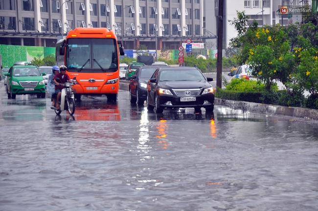 Hết mùa nắng nóng, Sài Gòn chuyển sang mùa... ngập nặng - Ảnh 11.