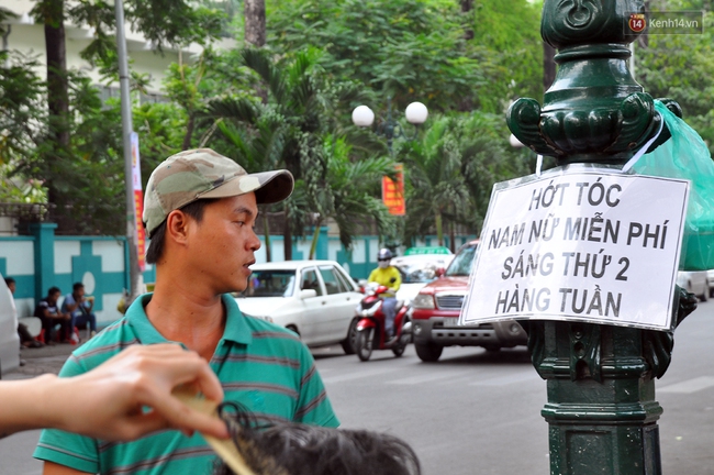 Đ&ocirc;i bạn trẻ hớt tóc mi&ecirc;̃n phí cho người nghèo, bệnh nh&acirc;n trước cổng Viện tim TP. HCM - Ảnh 8.