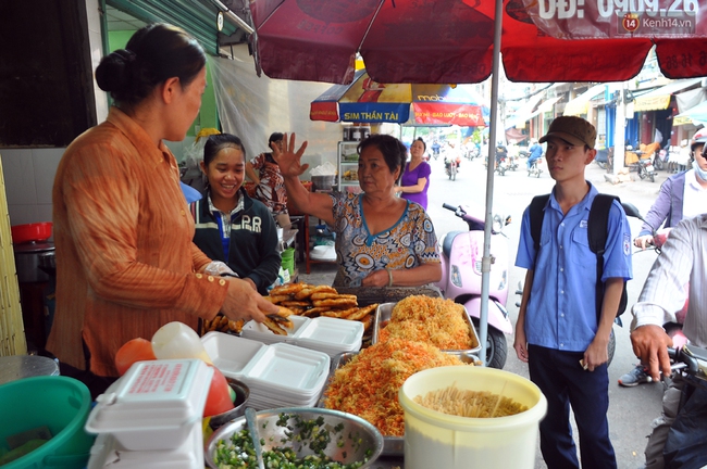 Vã mồ hôi đi mua bánh mì nướng muối ớt đang gây sốt ở Sài Gòn - Ảnh 1.