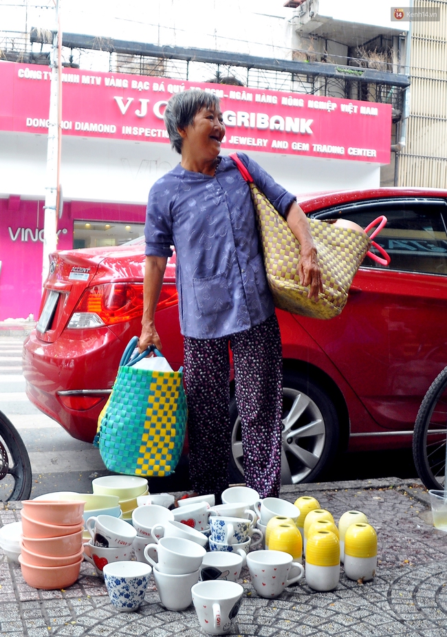 Mỗi ngày, bà cụ 66 tuổi lại lặn lội 20km lên Sài Gòn bán dạo gốm sứ nuôi con cháu... - Ảnh 1.