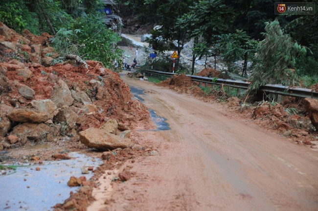Chùm ảnh: Lào Cai ng&acirc;̣p trong bi&ecirc;̉n nước, qu&ocirc;́c l&ocirc;̣ 4D sạt lở nghi&ecirc;m trọng - Ảnh 4.
