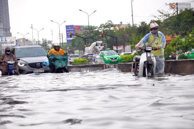 Hết mùa nắng nóng, Sài Gòn chuyển sang mùa... ngập nặng - Ảnh 6.