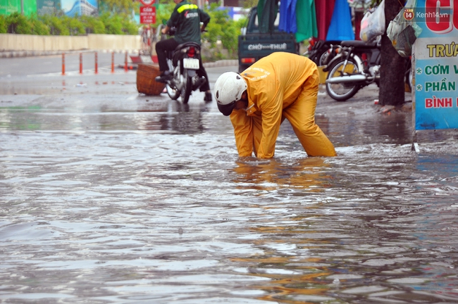 Hết mùa nắng nóng, Sài Gòn chuyển sang mùa... ngập nặng - Ảnh 7.