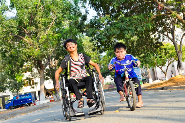 Chàng sinh viên Sài Gòn cao 80cm, suốt 22 năm đi chân đất đến trường - Ảnh 9.