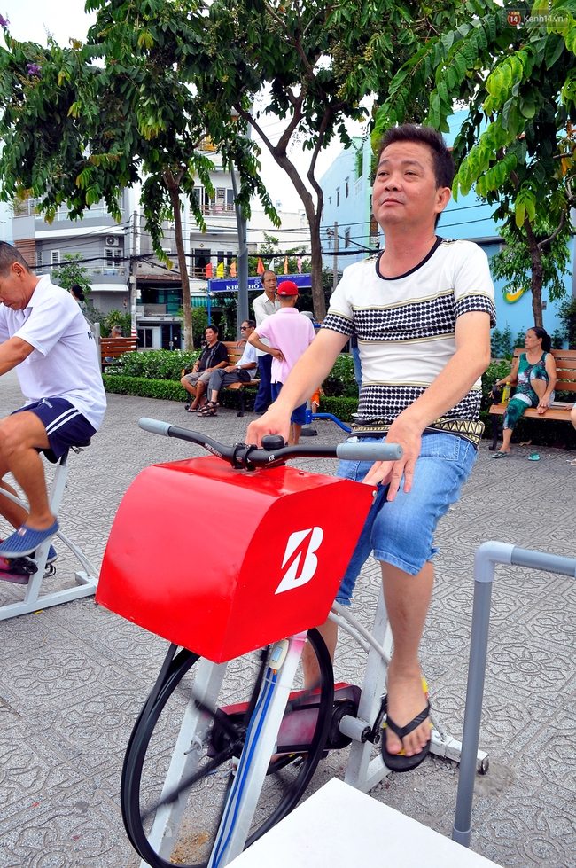 Người Sài Gòn hào hứng với máy tập thể dục kiêm lọc nước làm sạch kênh Nhiêu Lộc - Thị Nghè - Ảnh 5.