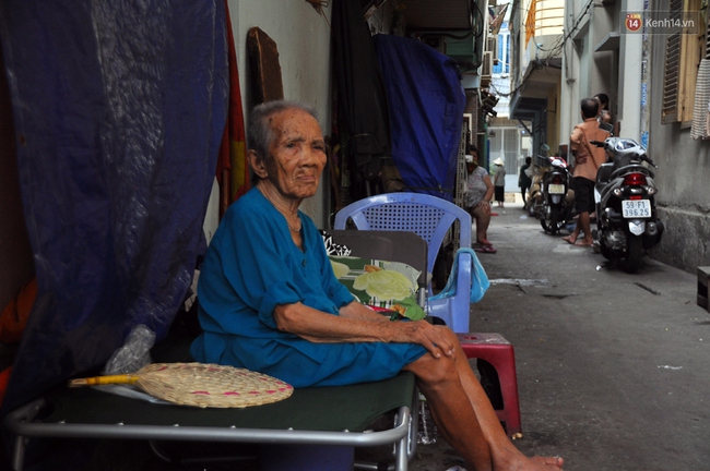 Chuyện một cụ bà không nhà được người dân trong con hẻm nhỏ Sài Gòn cưu mang - Ảnh 2.