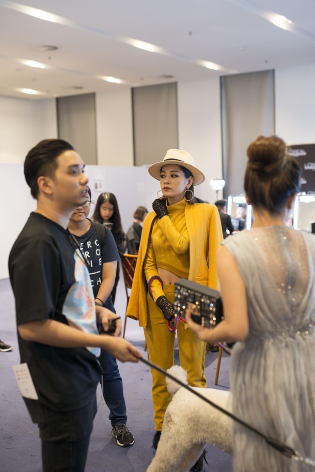 Gil L&ecirc; chăm s&oacute;c Chi Pu cực t&igrave;nh cảm trong hậu trường Vietnam International Fashion Week - Ảnh 3.