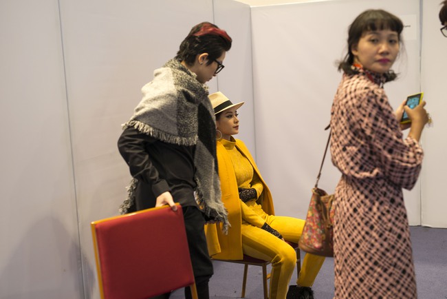 Gil L&ecirc; chăm s&oacute;c Chi Pu cực t&igrave;nh cảm trong hậu trường Vietnam International Fashion Week - Ảnh 5.