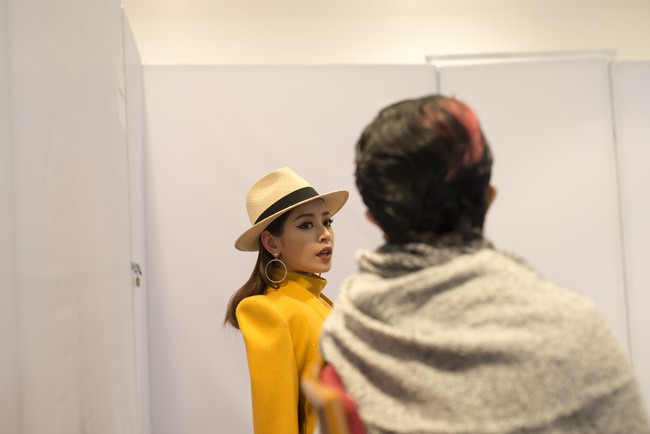 Gil L&ecirc; chăm s&oacute;c Chi Pu cực t&igrave;nh cảm trong hậu trường Vietnam International Fashion Week - Ảnh 6.