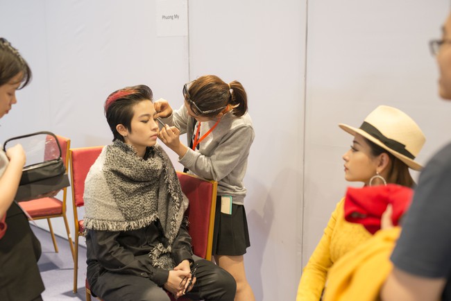 Gil L&ecirc; chăm s&oacute;c Chi Pu cực t&igrave;nh cảm trong hậu trường Vietnam International Fashion Week - Ảnh 9.