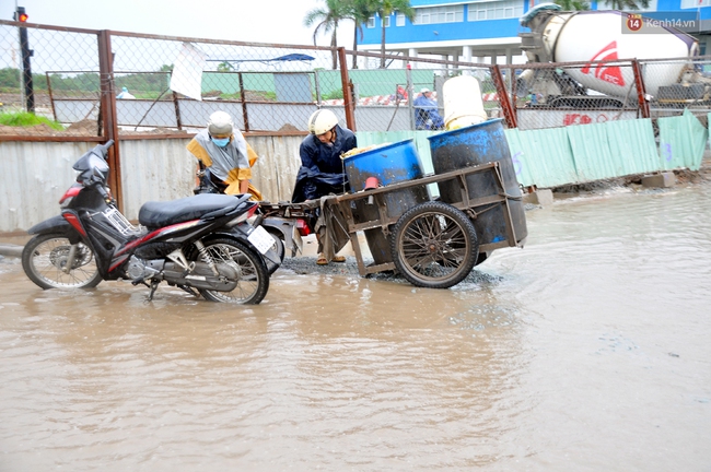 Người Sài Gòn bì bõm lội nước vì đường biến thành sông sau cơn mưa - Ảnh 9.