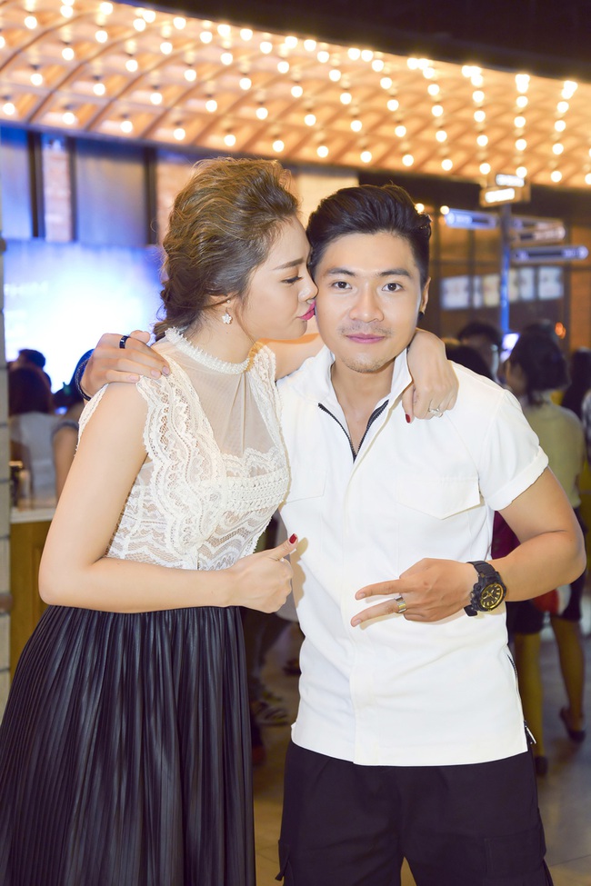 C&aacute;m Ninh Dương Lan Ngọc khoe nội y khi diện đồ đ&ocirc;i với Linh Chi - Ảnh 9.