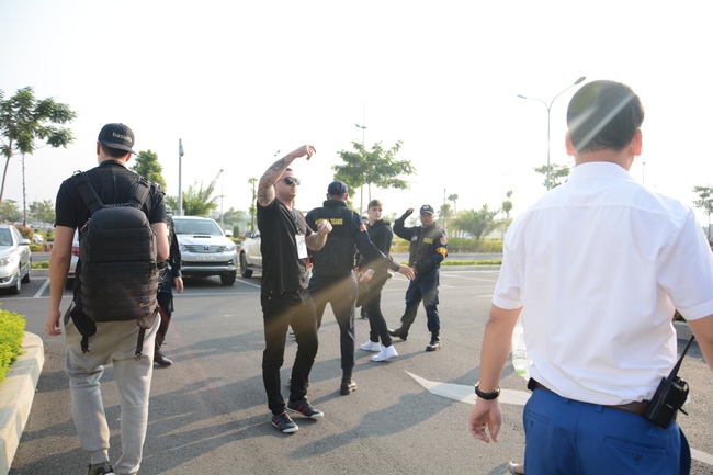 Martin Garrix đã có mặt tại sân bay Nội Bài, thân thiện ký tặng fan - Ảnh 6.