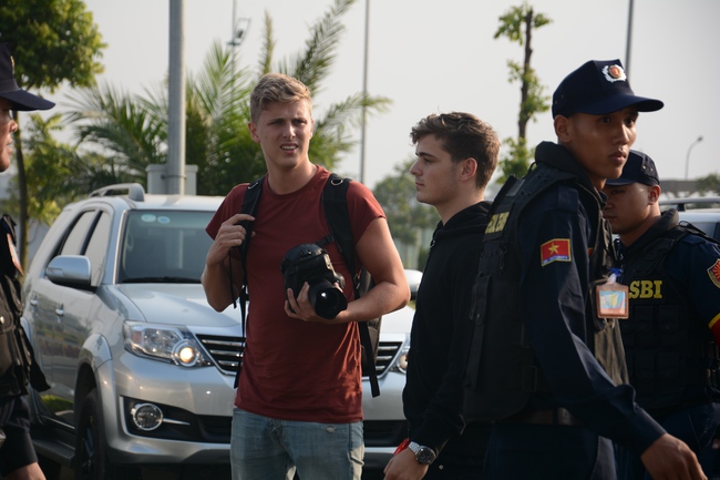 Martin Garrix đ&atilde; c&oacute; mặt tại s&acirc;n bay Nội B&agrave;i, th&acirc;n thiện k&yacute; tặng fan - Ảnh 4.