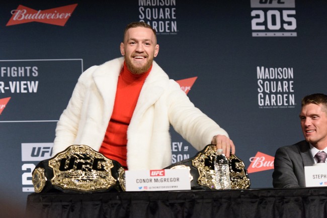 Gã điên McGregor định cầm ghế nện đối thủ trong buổi họp báo - Ảnh 2.