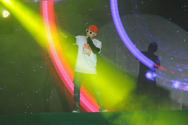 Sơn T&ugrave;ng nhoi hết cỡ khi l&agrave;m B-boy trước 15.000 fan Hải Ph&ograve;ng - Ảnh 4.