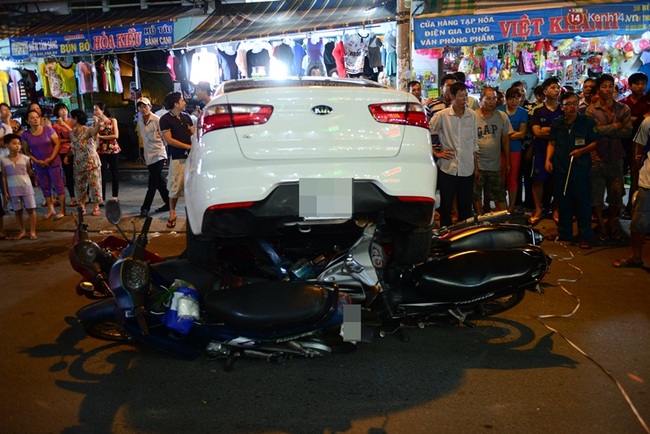 Clip: Hàng chục người Sài Gòn hợp sức đẩy ô tô điên để cứu nạn nhân dưới gầm xe - Ảnh 2.