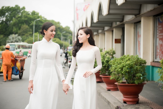 Kỳ Duyên diện áo dài trắng, đọ sắc Hoa hậu Pháp Flora trong buổi chụp hình chung - Ảnh 1.