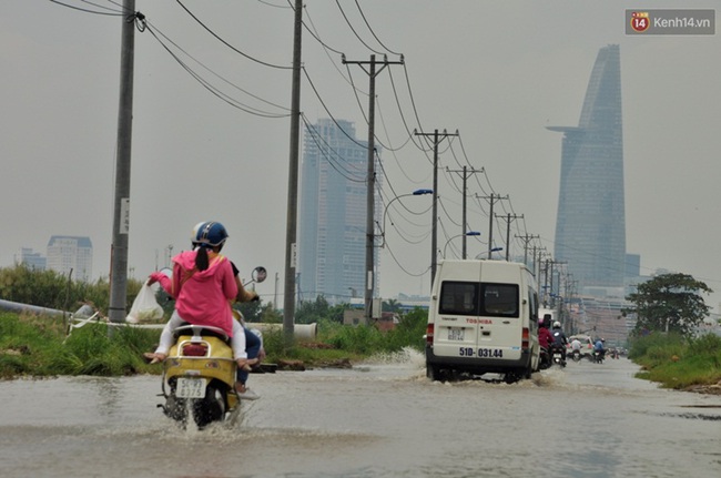 Sương mù và nước ngập vẫn bao phủ một số khu vực ở Sài Gòn lúc trưa - Ảnh 5.