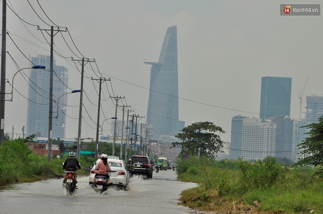 Sương mù và nước ngập vẫn bao phủ một số khu vực ở Sài Gòn lúc trưa - Ảnh 3.