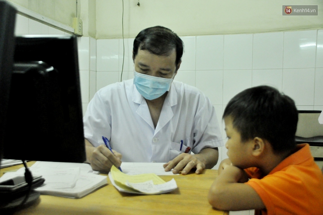 Bác sĩ ở Sài Gòn dậy từ 3h sáng để khám cho hàng trăm bệnh nhân - Ảnh 16.