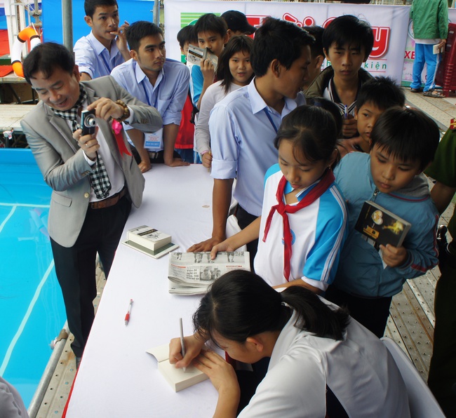 Thầy tr&ograve; &Aacute;nh Vi&ecirc;n gi&uacute;p đỡ trẻ em miền Trung - Ảnh 3.