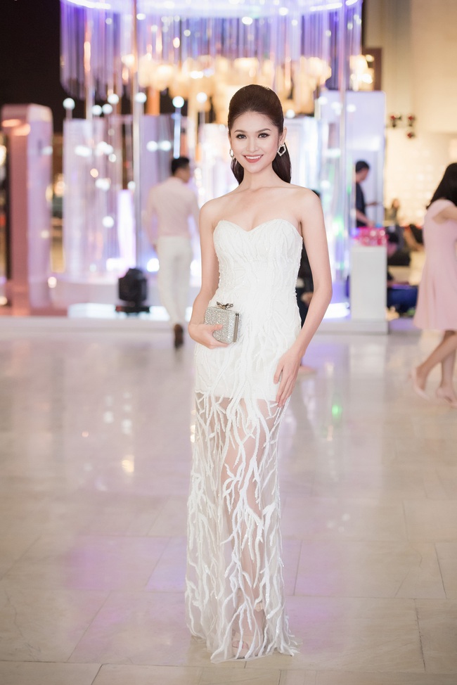 Thảm đỏ Vietnam International Fashion Week ngày 1: Hoa hậu Mỹ Linh lột xác đầy sắc sảo, Tóc Tiên khoe vòng 1 gợi cảm - Ảnh 10.
