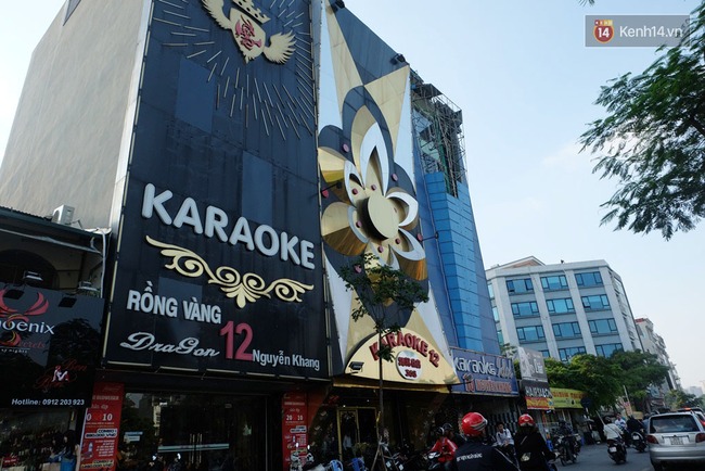 Loạt biển quảng cáo “khủng” hàng trăm triệu ở quán karaoke phải tháo dỡ sau vụ hỏa hoạn 13 người chết - Ảnh 1.