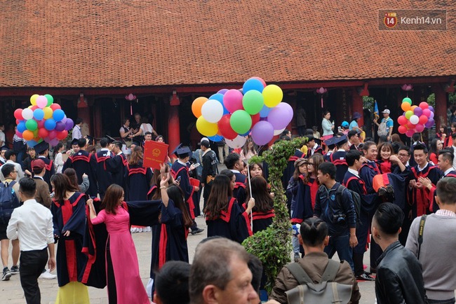 Hàng nghìn sinh viên chen chúc chụp ảnh kỷ yếu, hồn nhiên giẫm lên cỏ ở Văn Miếu - Ảnh 3.