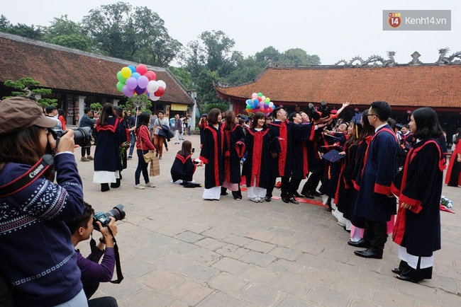 Hàng nghìn sinh viên chen chúc chụp ảnh kỷ yếu, hồn nhiên giẫm lên cỏ ở Văn Miếu - Ảnh 10.