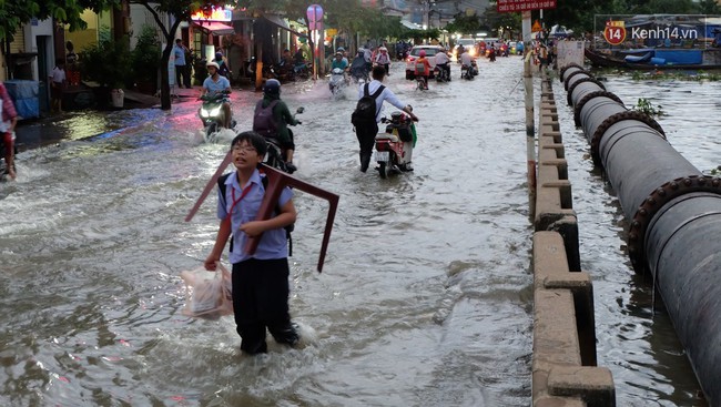 Triều cường đạt đỉnh, nhiều tuyến đường ở Sài Gòn chìm trong biển nước mênh mông - Ảnh 4.