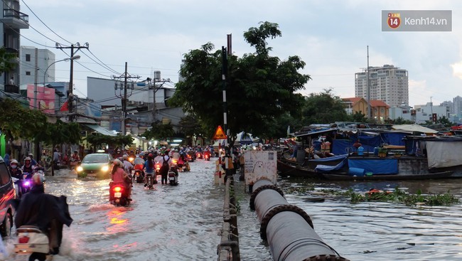 Triều cường đạt đỉnh, nhiều tuyến đường ở Sài Gòn chìm trong biển nước mênh mông - Ảnh 5.